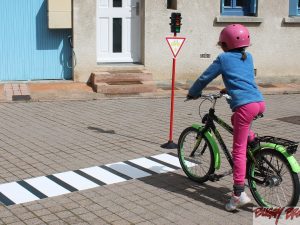 Passage piétons avec feu tricolore pour circuit velos - www.tousenroute.com