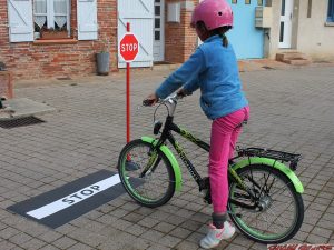 Bande et panneau de signalisation STOP pour circuit velos - www.tousenroute.com