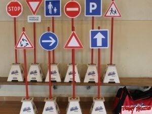 Jeu 10 panneaux de signalisation sur bAses bois